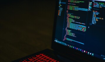 Software House ou equipe interna? Como escolher a melhor opção para seu negócio