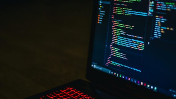 Software House ou equipe interna? Como escolher a melhor opção para seu negócio