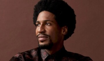 Quem é Jon Batiste? Cantor do hino dos EUA no Super Bowl