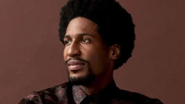 Quem é Jon Batiste? Cantor do hino dos EUA no Super Bowl