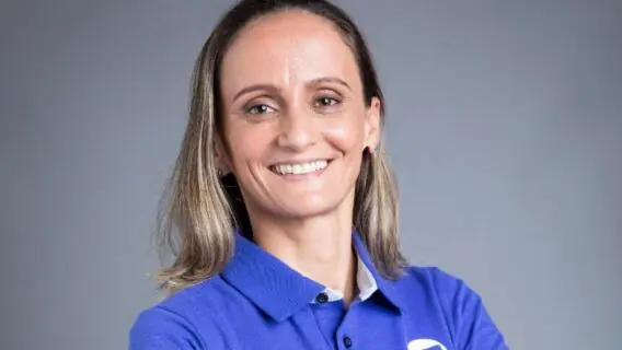 Casada, Fabi Alvim do vôlei dá beijo em mulher na Sapucaí