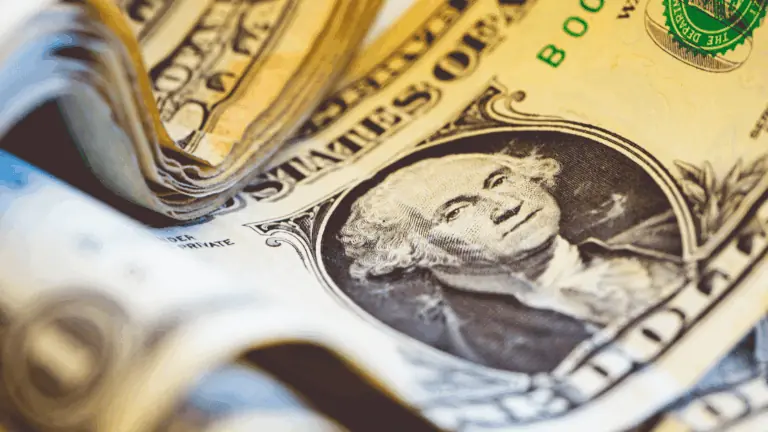 Dólar hoje (24/4): moeda a R$ 5,7 alivia tensão no mercado