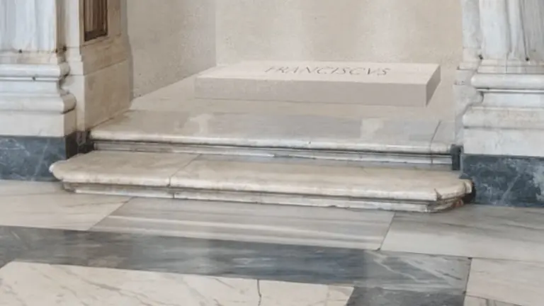 Fotos: Papa Francisco é enterrado em sepultura como pediu