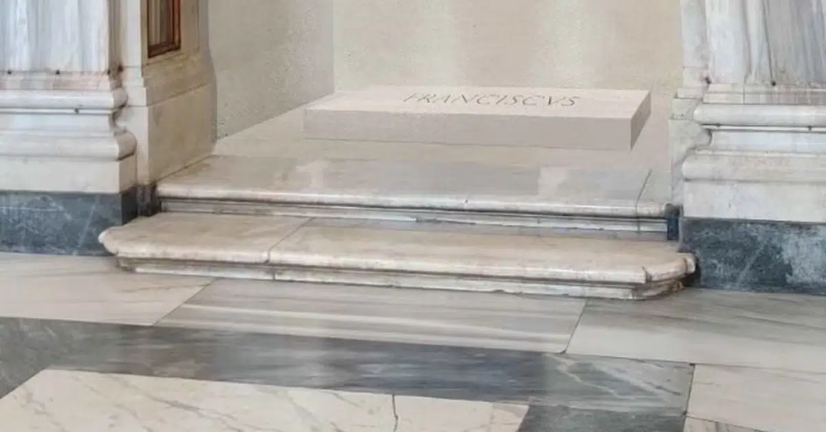 apa Francisco é enterrado em sepultura como pediu