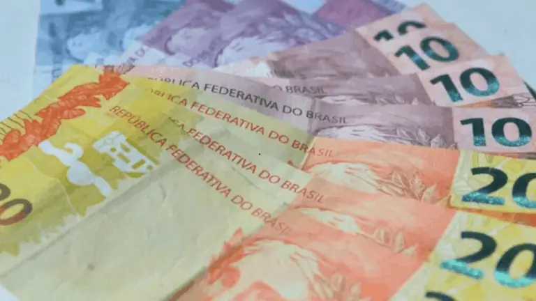 Trabalhadores já devem receber salário mínimo 2025 com reajuste