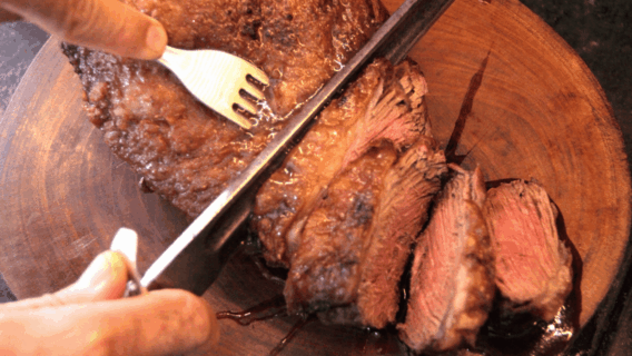 9 carnes baratas para substituir a picanha no churrasco