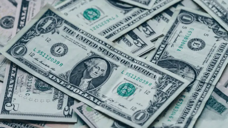 Dólar hoje (2/5): moeda fecha a semana em baixa