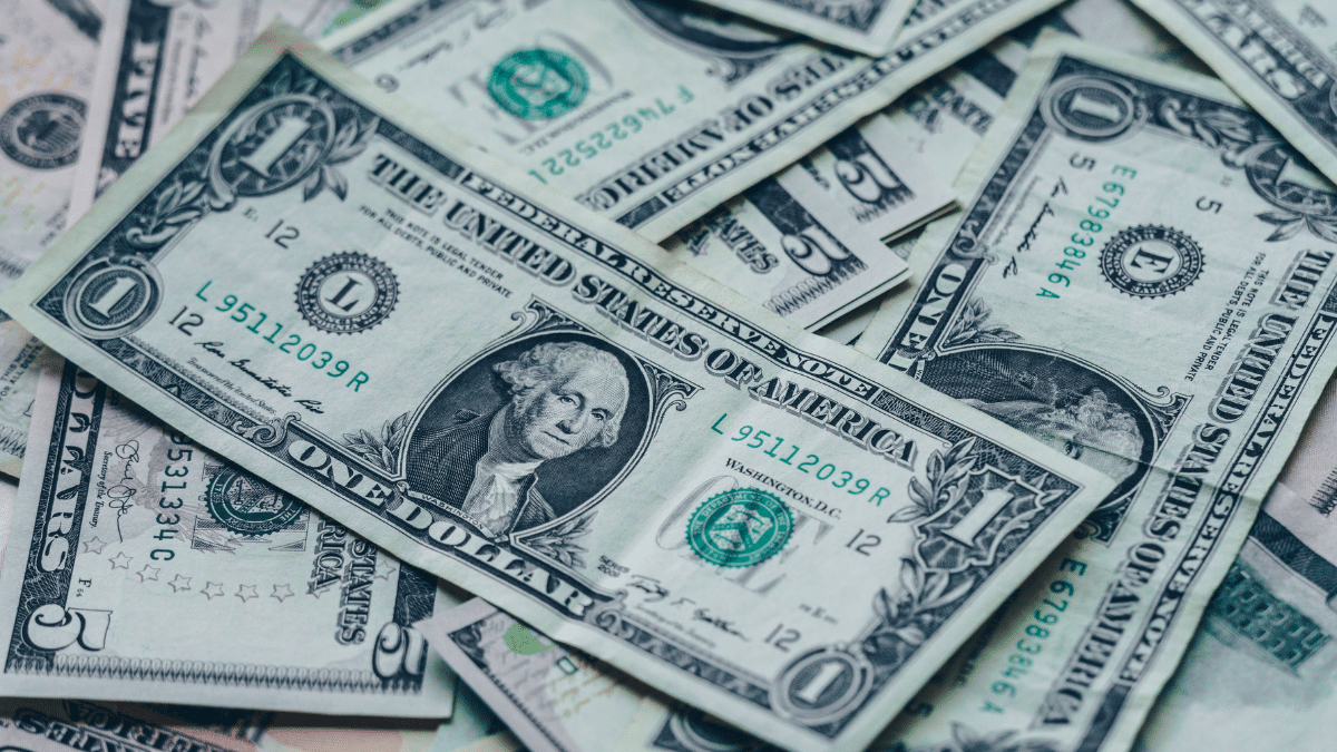 Dólar hoje (2/5): moeda fecha a semana em baixa dolar 5