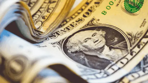 Dólar hoje (9/5): moeda inicia em alta, de olho nas falas do Fed