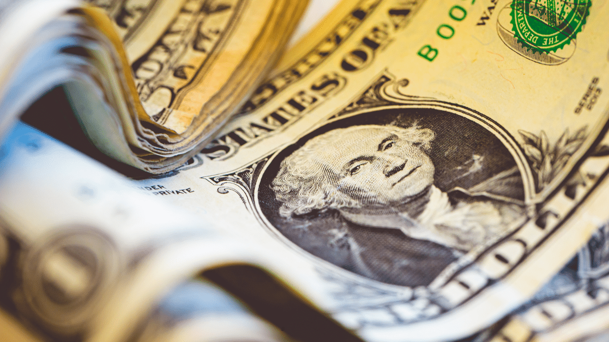 Dólar hoje (9/5): moeda inicia em alta, de olho nas falas do Fed Dólar hoje