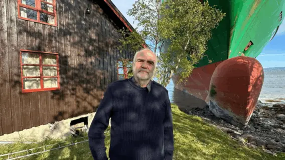 Homem acorda com um navio cargueiro em seu jardim