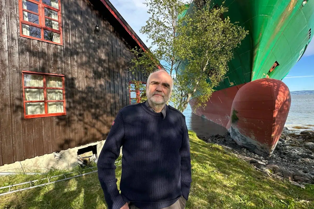 navio cargueiro em seu jardim