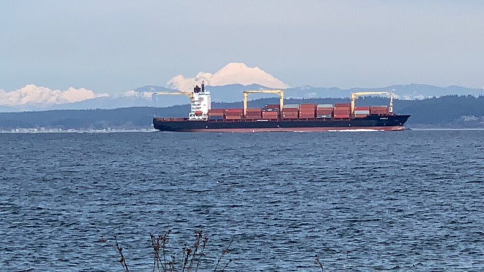 Navio com 3 mil carros pega fogo e é abandonado no Pacifico