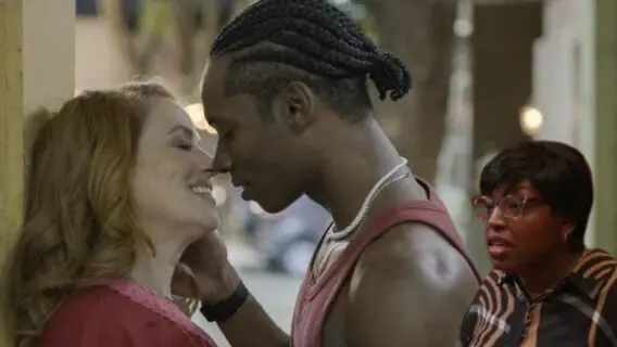 Consuêlo descobre namoro de Aldeíde e André em Vale Tudo