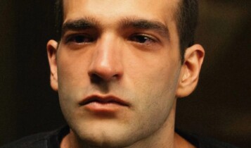 Afonso corta o cabelo em tratamento de câncer em Vale Tudo