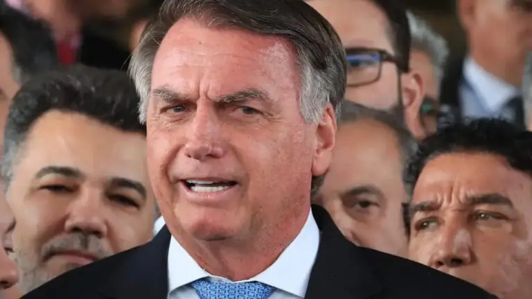Maioria dos brasileiros culpam família Bolsonaro por tarifaço de Trump, indica Datafolha
