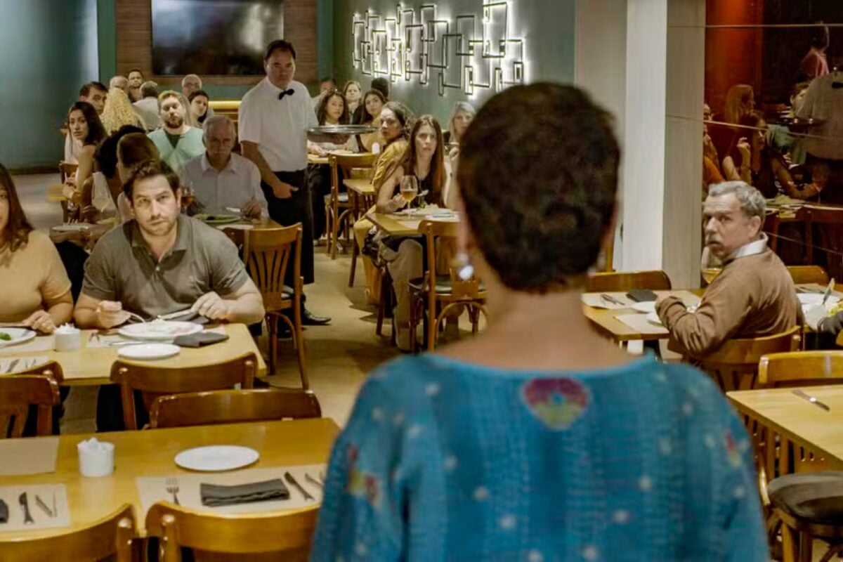 Quem come a maionese estragada em Vale Tudo?