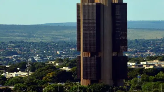 Copom mantém Selic em 15% até novembro de 2025
