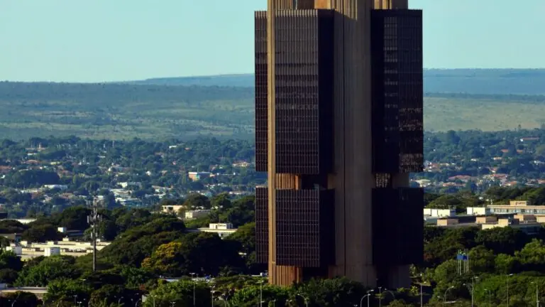 Copom mantém Selic em 15% até novembro de 2025