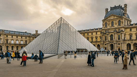 Roubo de Mona Lisa a joias: os maiores assaltos no Museu do Louvre