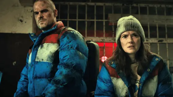 Ator de 50 anos de Stranger Things é denunciado por assediar Millie Bobby Brown