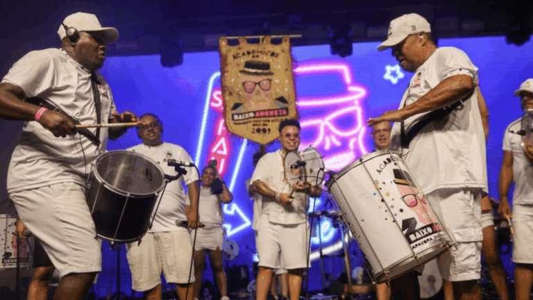 Acadêmicos do Baixo Augusta fazem ensaio de Carnaval gratuito no domingo