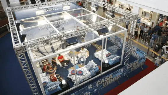 Que horas começa o BBB 26 hoje com a Casa de Vidro