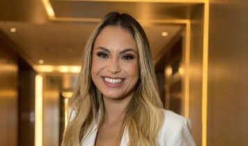 Sarah Andrade é de direita ou esquerda