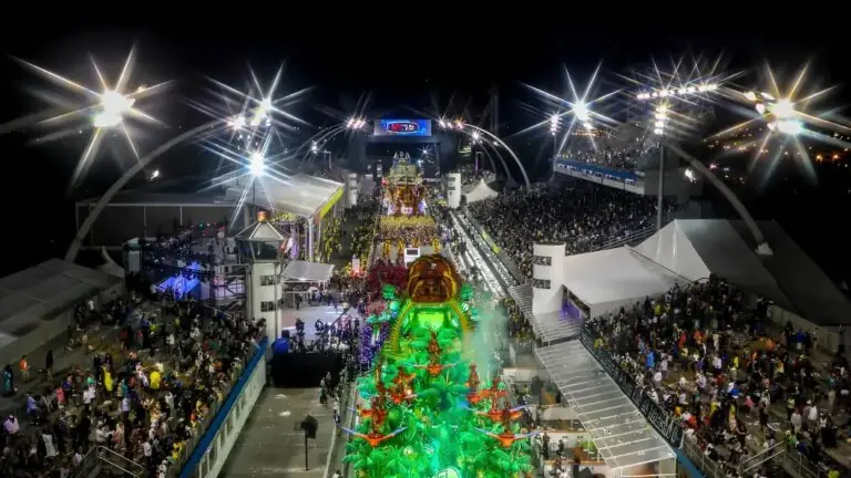 Que horas vai ser a apuração das escolas de samba de SP hoje ao vivo