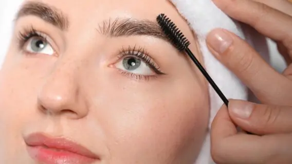 Sobrancelha grossa que dispensa micropigmentação com um truque caseiro