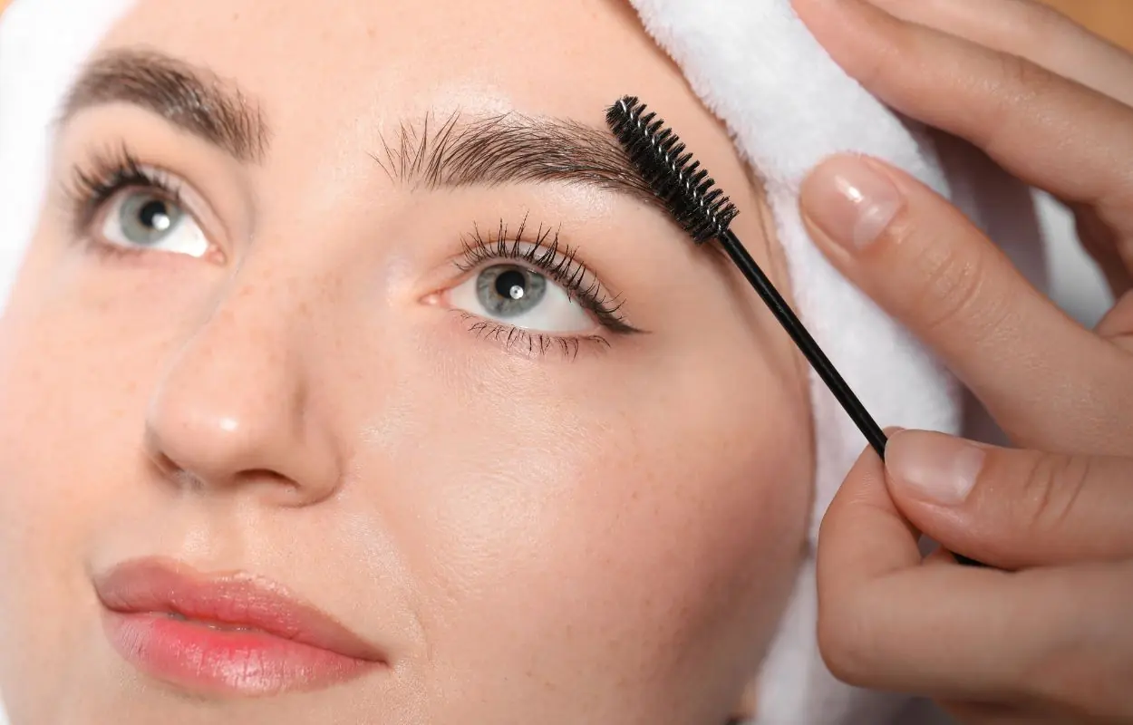 Sobrancelha grossa que dispensa micropigmentação com um truque caseiro