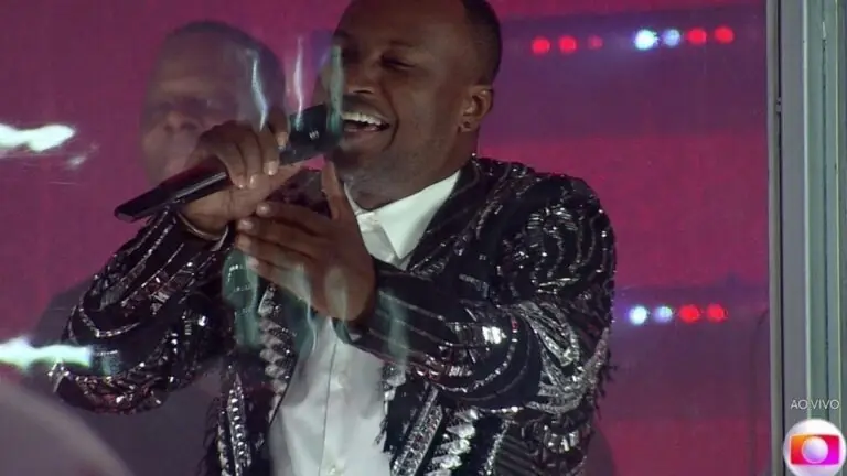 Quem vai cantar no BBB 26 hoje? Thiaguinho faz show na casa