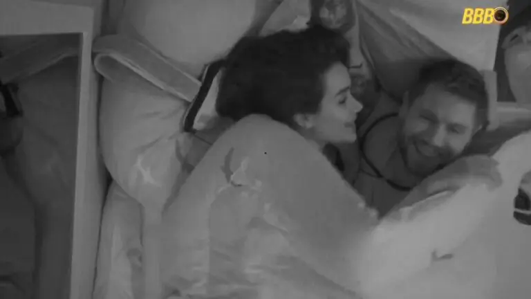 BBB 26: Jonas e Jordana se beijam e movimentam o edredom