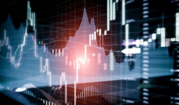 Cotado a menos de R$ 5, por que o dólar está caindo?