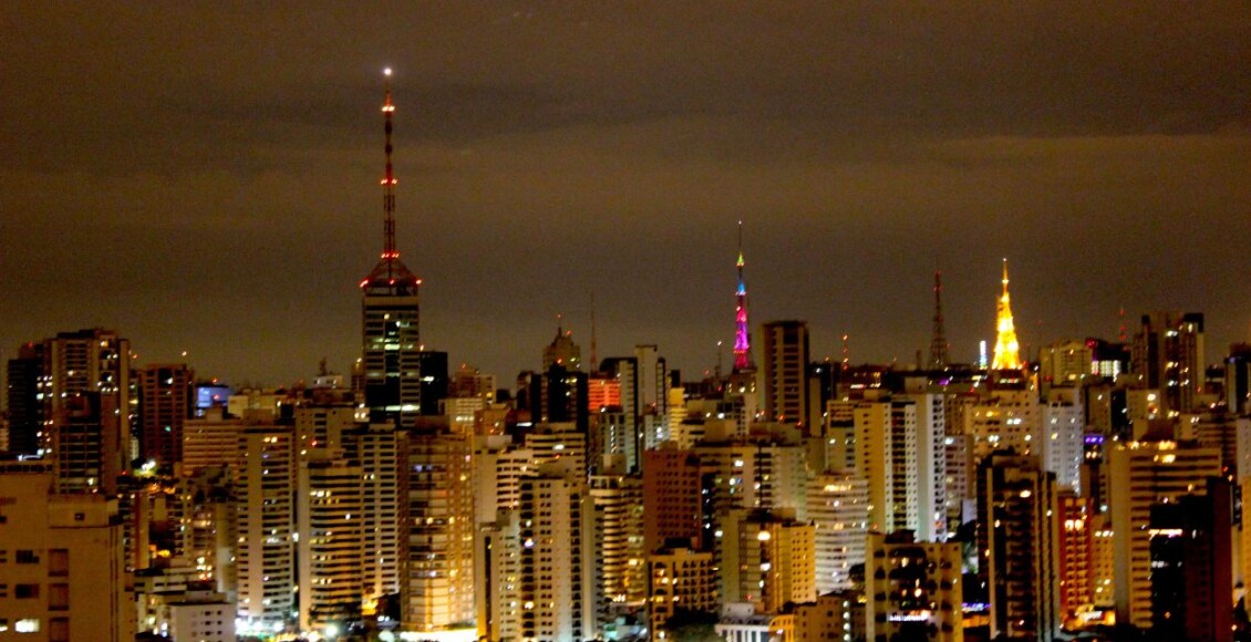 Prédios e vista da cidade de São Paulo à noite