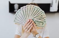 Dólar volta a fechar acima de R$ 5 e Bolsa recua com tensão no Oriente Médio Dólar hoje 16 de maio