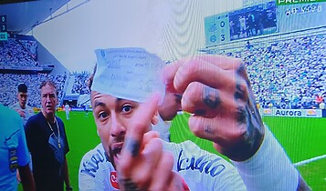 Neymar lesionou? Árbitro erra e tira camisa 10 do Santos Neymar