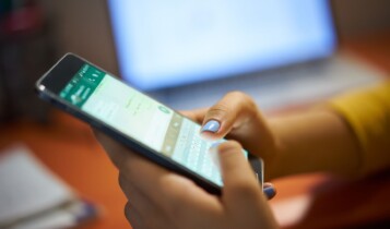 celular com o WhatsApp em mãos bloqueando conversa