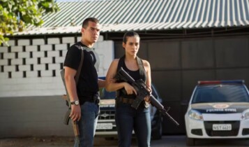Domingo Maior hoje Operações Especiais Neste domingo, 07, a TV Globo exibe no "Domingo Maior" o filme "Operações Especiais". Na trama, um grupo de policiais incorruptíveis é enviado para uma cidade do interior dominada pela criminalidade. Com métodos rigorosos, eles conseguem reduzir rapidamente os índices de violência e conquistam o apoio da população. Em meio à operação, a policial novata Francis (Cléo Pires) precisa enfrentar desafios e superar seus próprios limites para provar seu valor dentro da corporação. No entanto, à medida que a atuação do grupo começa a afetar interesses poderosos da cidade, os agentes descobrem que combater o crime pode ser mais complexo do que imaginavam. Entre conflitos, pressões e reviravoltas, surge uma pergunta provocadora: até onde a sociedade está disposta a apoiar policiais verdadeiramente honestos? O "Domingo Maior" vai ao ar logo após o "Circuito Sertanejo". filme começa às 00h25 de brasilia. escreva essa materia para o discover do jornal dci com eeat