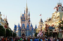 Pessoas caminham na disney