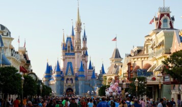 Pessoas caminham na disney