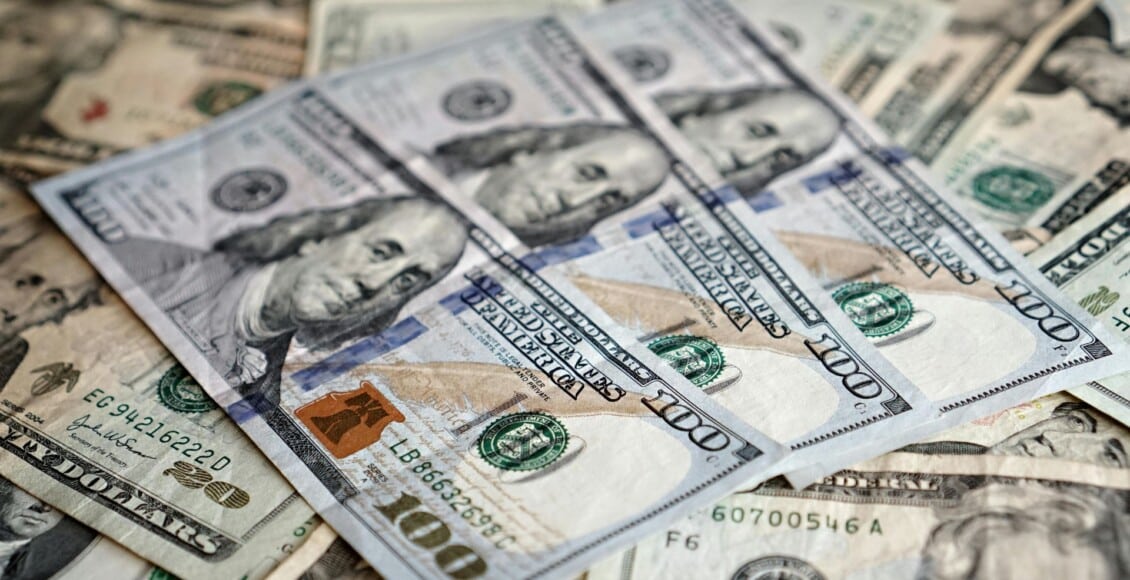 Imagem mostra notas de dólar