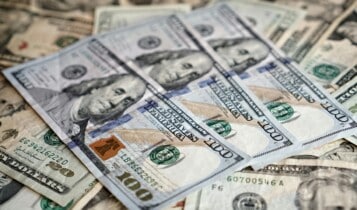 Imagem mostra notas de dólar