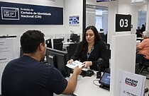 pessoa no poupatempo tirando a Carteira de Identidade Nacional em São Paulo