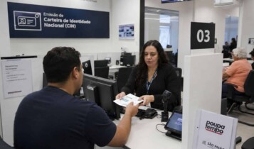 pessoa no poupatempo tirando a Carteira de Identidade Nacional em São Paulo