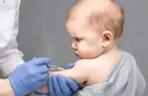 imagem mostra bebê no Dia D de vacinação