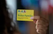 mão segura cartão de Pagamento do Bolsa Família