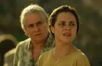 Lucinda é mãe da Carminha