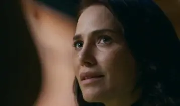Resumo da novela Quem Ama Cuida hoje (17/8): Adriana autoriza venda das joias de Arthur