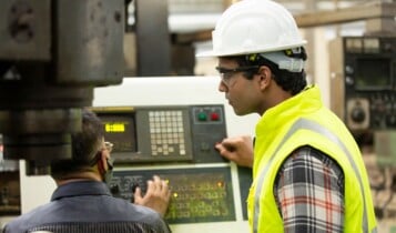 O faturamento da indústria de transformação recuou 2% em julho, na comparação com o mês anterior. No acumulado dos sete primeiros meses do ano, a queda é de 0,5% em relação ao mesmo período de 2025. Os dados constam nos Indicadores Industriais, divulgados pela Confederação Nacional da Indústria (CNI) nesta quinta-feira (10). O percentual de horas trabalhadas na produção subiu 0,2% frente a junho, enquanto a Utilização de Capacidade Instalada (UCI) variou 0,1 ponto percentual, de 77,3% para 77,4% no mês. Já no acumulado de janeiro a julho, houve baixa de 1% nas horas trabalhadas e de 0,8 ponto percentual no uso do parque fabril, comparado ao mesmo período de 2025. O cenário geral é de estabilidade. “O destaque nesse mês fica por conta do faturamento: houve uma queda de 2% na comparação com junho. O quadro geral não muda muito em relação ao mês anterior, até porque a maior parte dos indicadores teve uma variação muito pequena”, avalia Marcelo Azevedo, gerente de Análise Econômica da CNI. Emprego, massa salarial e rendimento médio ficam estáveis O emprego industrial cresceu 0,2% em julho, na comparação com junho. No acumulado de janeiro a julho, contudo, houve queda de 0,6% frente ao mesmo período de 2025. A massa salarial também avançou 0,2% no mês e acumula alta de 0,6% no ano. O rendimento médio permaneceu estável em relação a junho, o que resulta num avanço acumulado de 1,2% de janeiro a julho de 2026,comparado ao mesmo período de 2025.